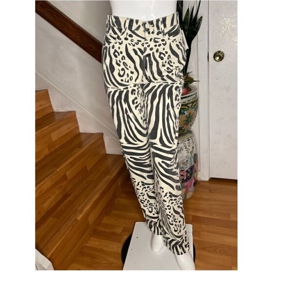 MOTHER
High Waisted Curbside Heel Jeans - Picture 5 of 8